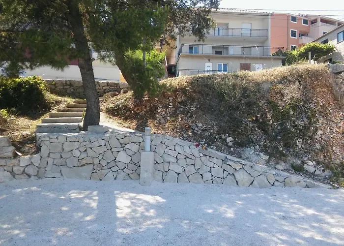 Luce 아파트 산책길